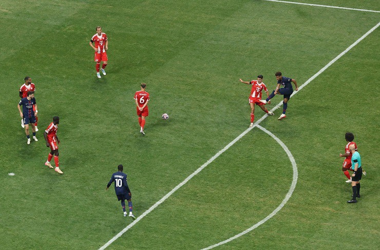 “Cậu bé vàng” của nước Pháp Desire Doue đang kiếm được bao nhiêu tiền tại PSG? - 1