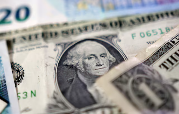 Đồng USD trượt giá sát đáy nhiều năm khi thời hạn áp thuế của ông Trump cận kề - 1