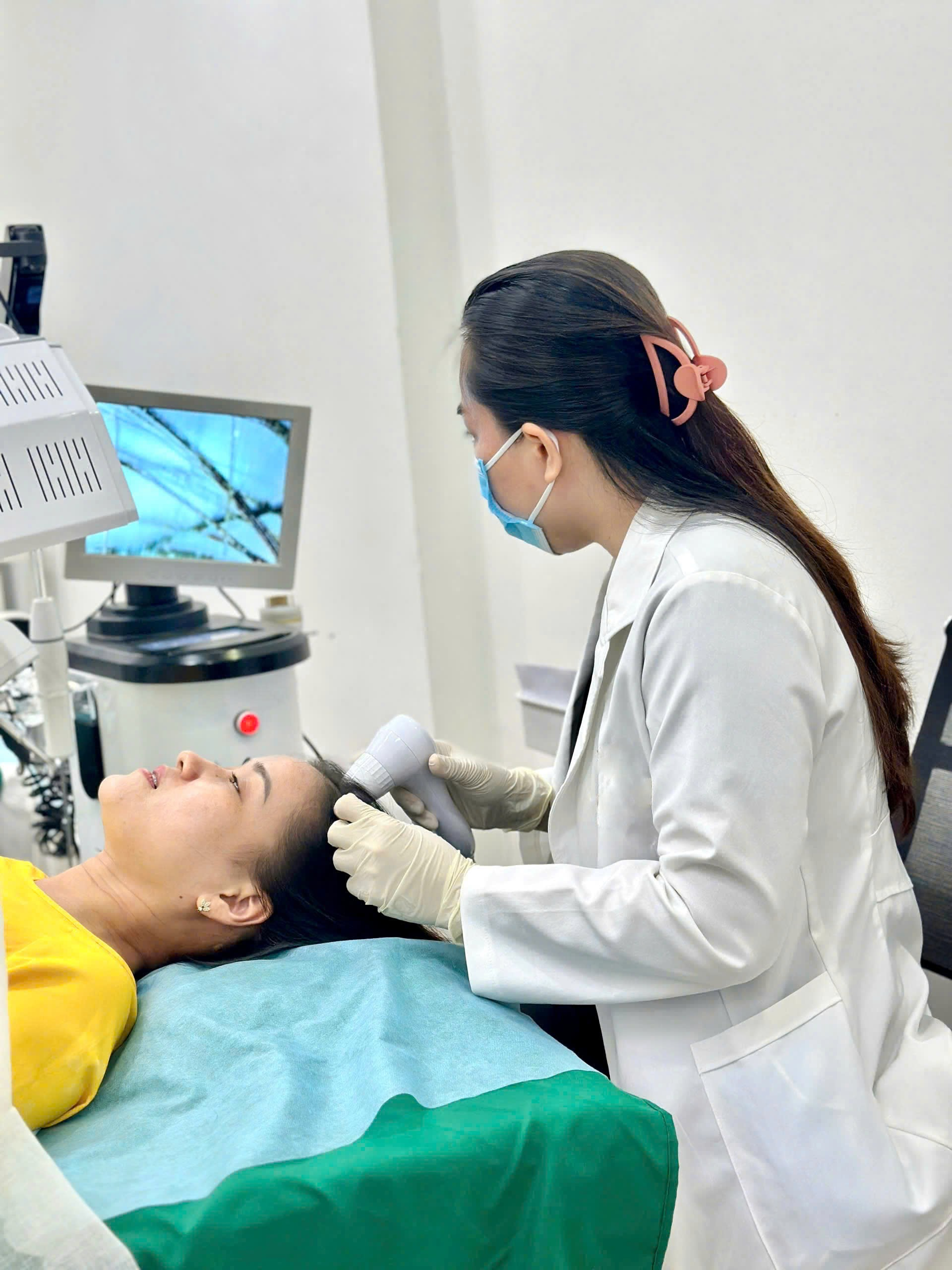 Bác sĩ Trương Cẩm Tú hướng dẫn cách điều trị rụng tóc - 1