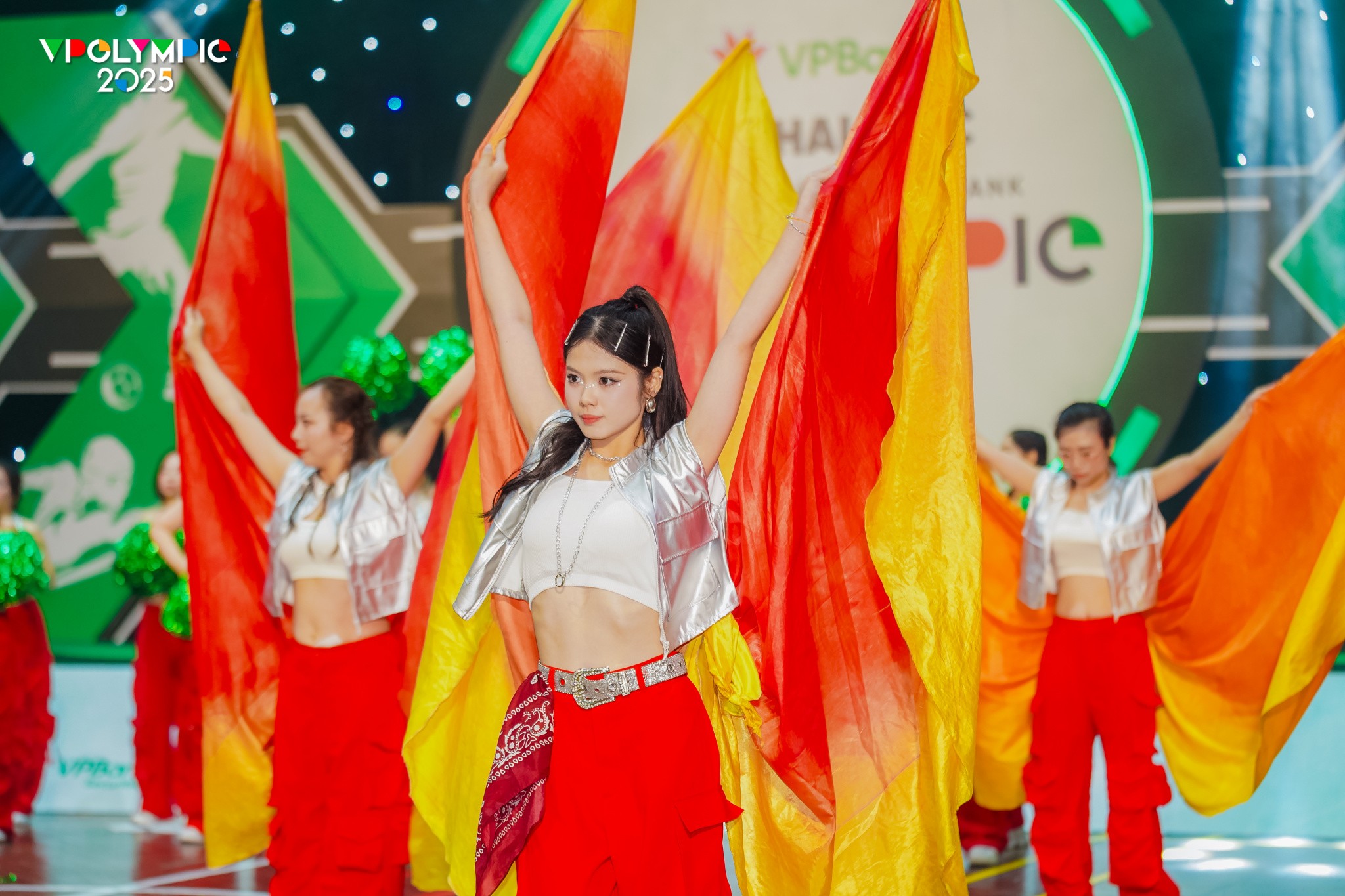 Visual “tuyệt đối điện ảnh” của trai xinh, gái đẹp nhà bank xanh lá - 2