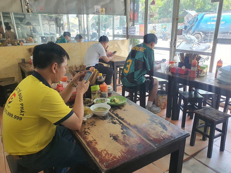 Hàng loạt quán bún, phở thi nhau tăng giá 5.000 đồng/bát, nhiều người đứng ngồi không yên - 2