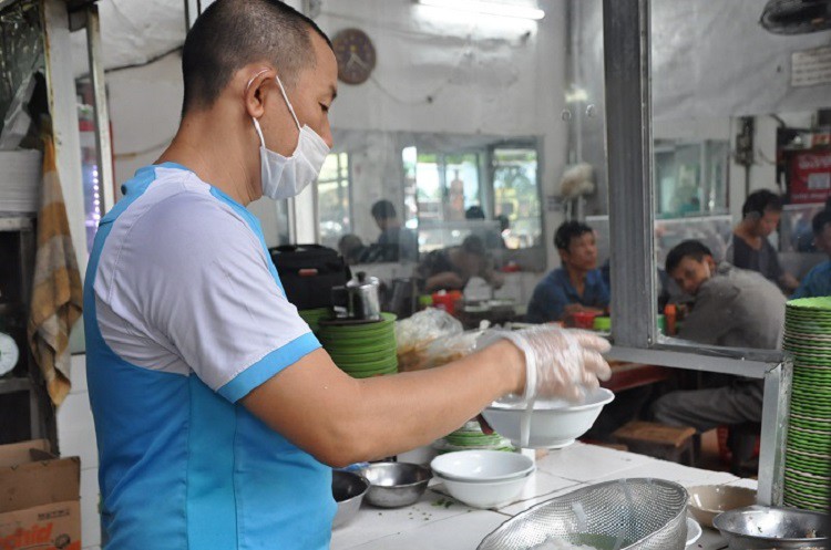 Hàng loạt quán bún, phở thi nhau tăng giá 5.000 đồng/bát, nhiều người đứng ngồi không yên - 4