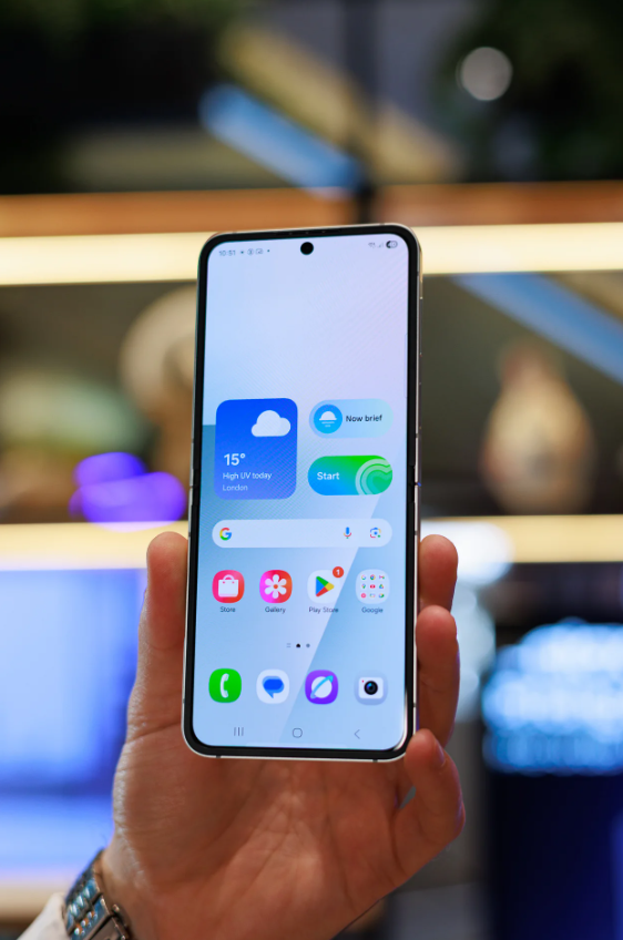 Trên tay Galaxy Z Flip 7 FE giá "mềm", chỉ từ 22,99 triệu đồng - 4