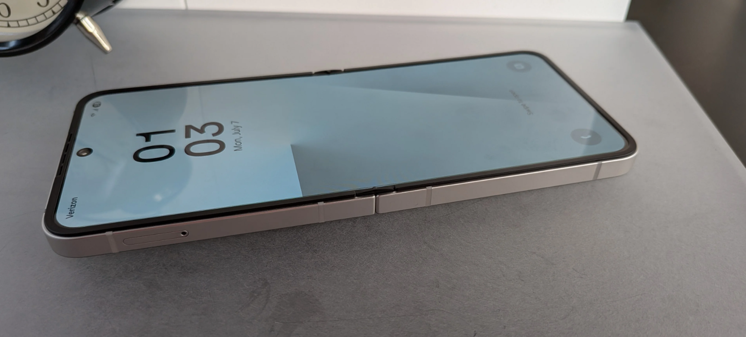 Trên tay Galaxy Z Flip 7 FE giá "mềm", chỉ từ 22,99 triệu đồng - 6