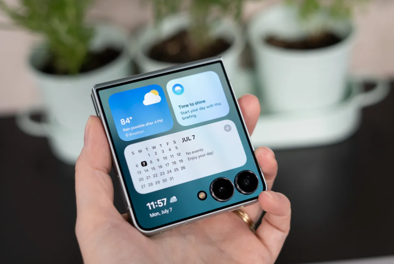 Trên tay Galaxy Z Flip 7 FE giá "mềm", chỉ từ 22,99 triệu đồng - 9