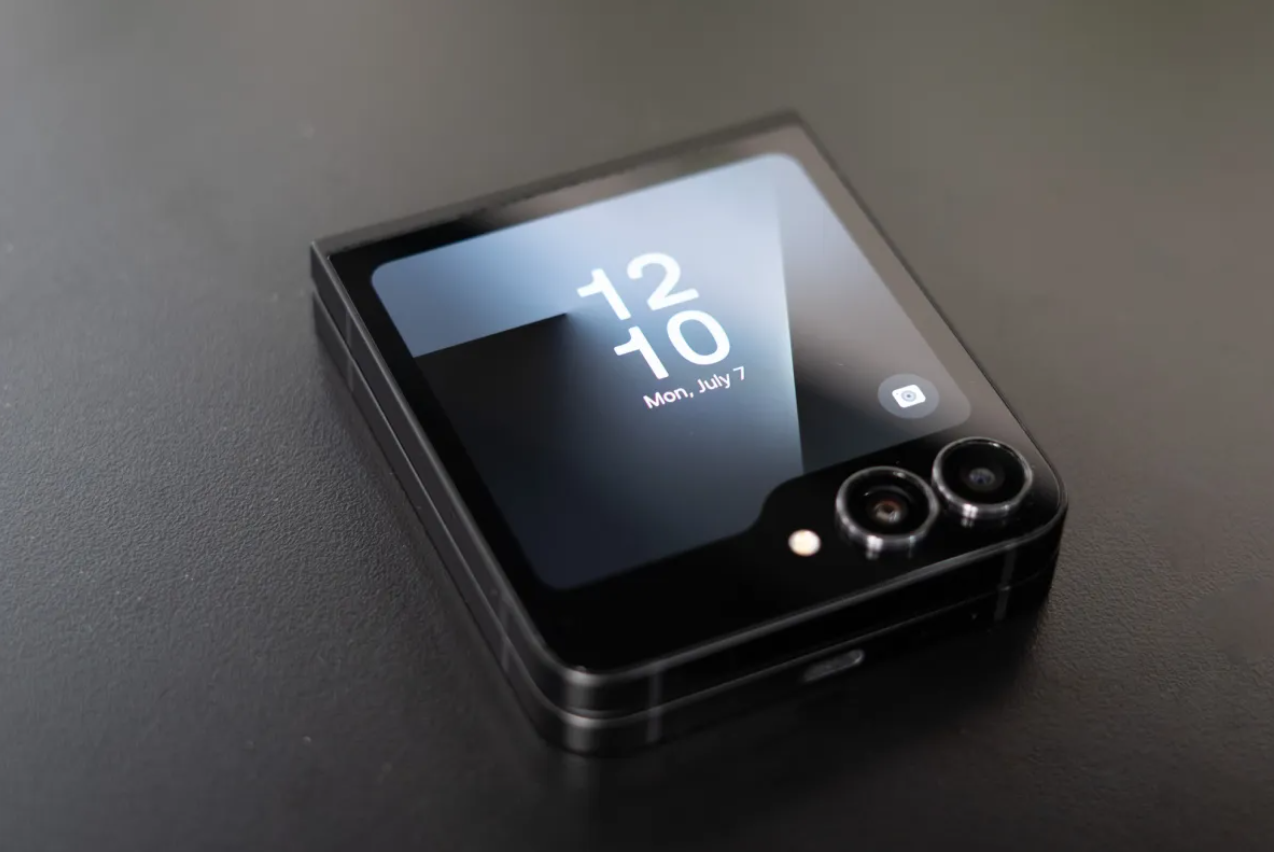 Trên tay Galaxy Z Flip 7 FE giá "mềm", chỉ từ 22,99 triệu đồng - 10