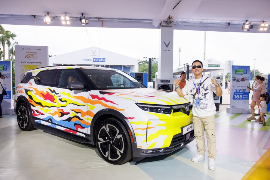 VinFast Limo Green khiến khách Việt mê mẩn tại sự kiện “Thu xăng - Đổi điện” - 5