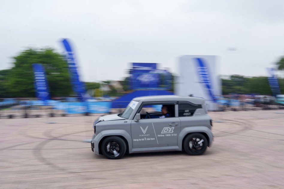 VinFast Limo Green khiến khách Việt mê mẩn tại sự kiện “Thu xăng - Đổi điện” - 7
