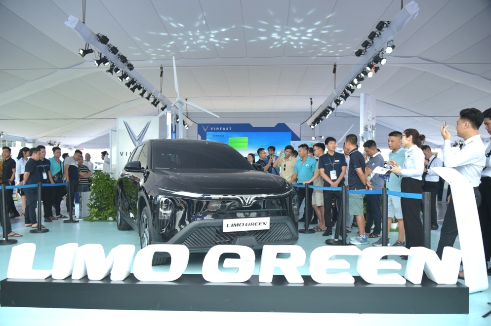 VinFast Limo Green khiến khách Việt mê mẩn tại sự kiện “Thu xăng - Đổi điện” - 1