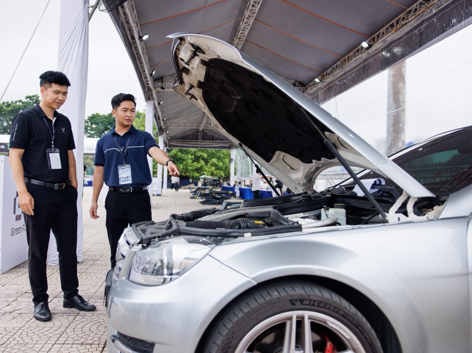 VinFast Limo Green khiến khách Việt mê mẩn tại sự kiện “Thu xăng - Đổi điện” - 9