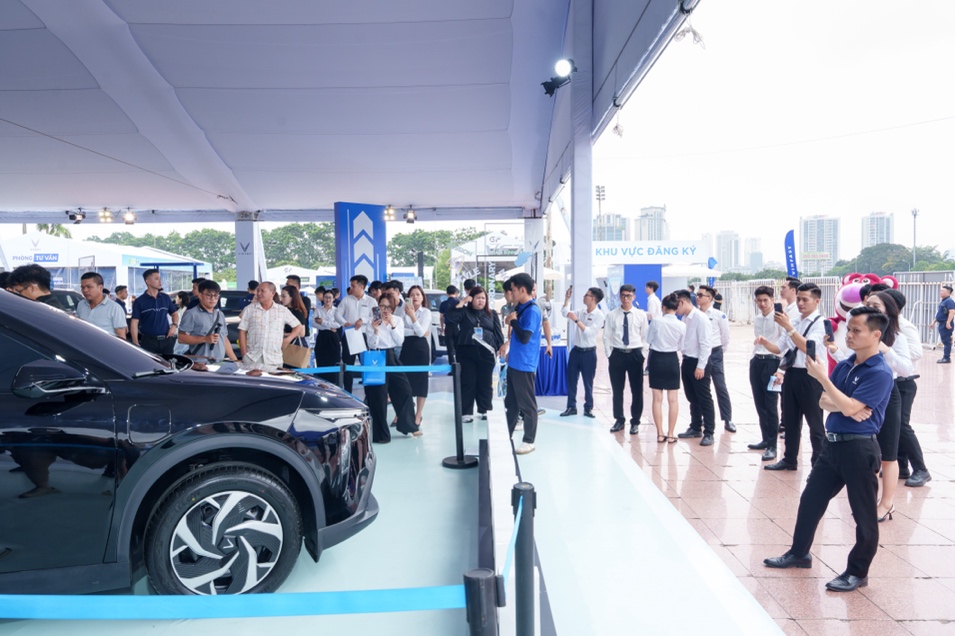 VinFast Limo Green khiến khách Việt mê mẩn tại sự kiện “Thu xăng - Đổi điện” - 2