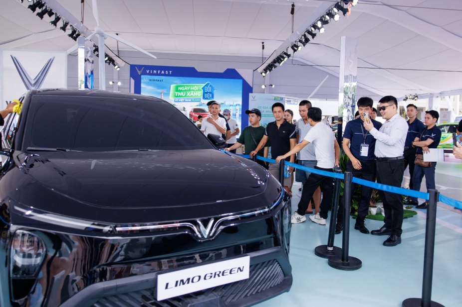VinFast Limo Green khiến khách Việt mê mẩn tại sự kiện “Thu xăng - Đổi điện” - 3