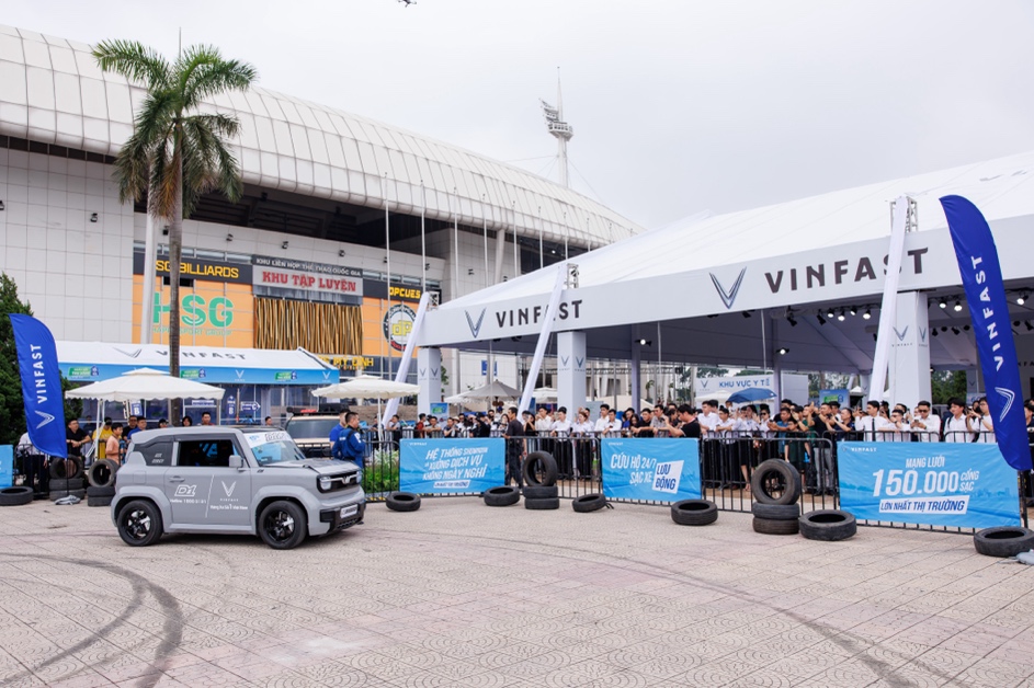 VinFast Limo Green khiến khách Việt mê mẩn tại sự kiện “Thu xăng - Đổi điện” - 6