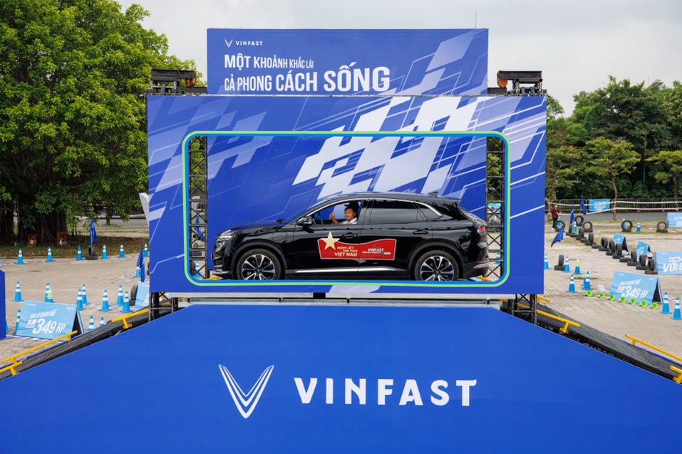 VinFast Limo Green khiến khách Việt mê mẩn tại sự kiện “Thu xăng - Đổi điện” - 8