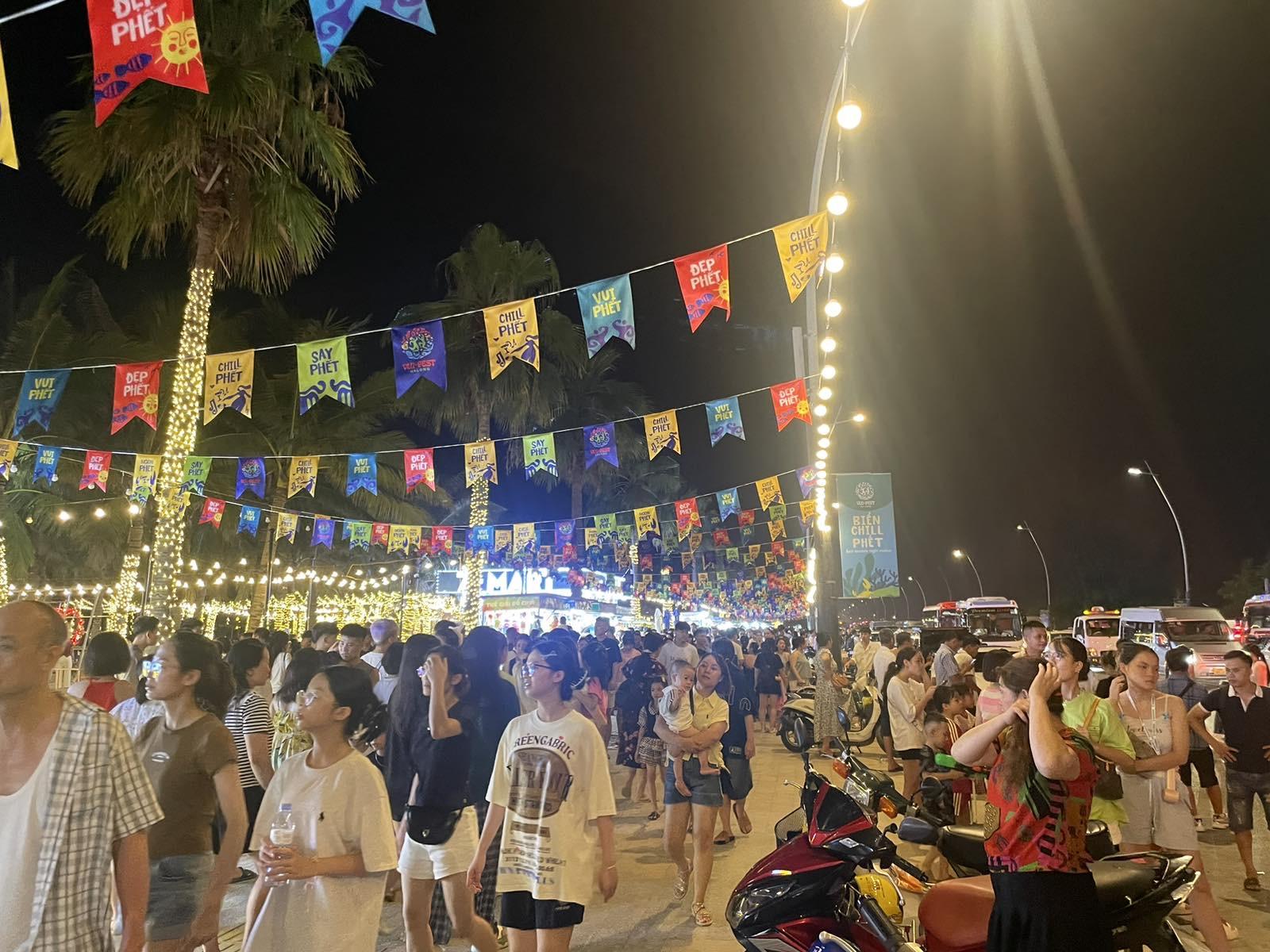 Tưng bừng pháo hoa đẹp như Giao thừa mỗi tuần tại phường Bãi Cháy - 2