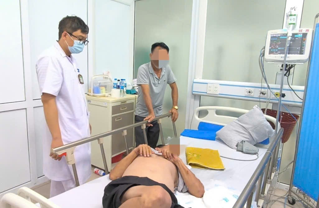 Không tiêm phòng sau nhiều lần bị chó cắn, người đàn ông nguy kịch - 1