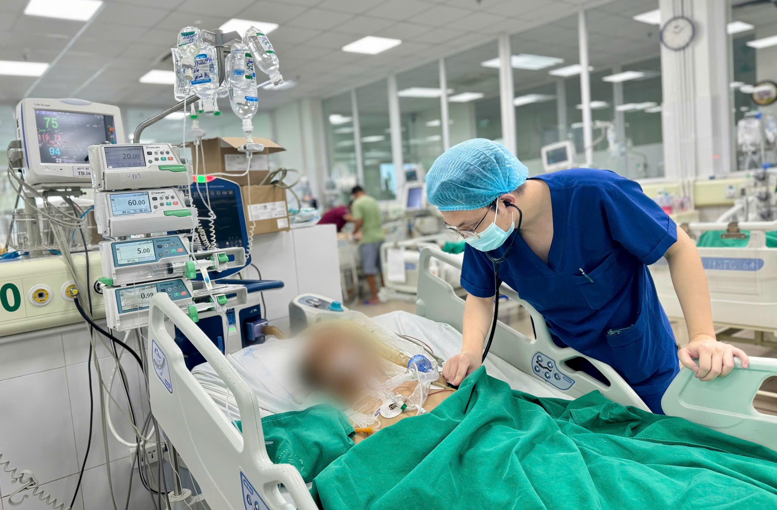 Cụ bà 74 tuổi nguy kịch vì uống 500-700ml/rượu mỗi ngày - 1