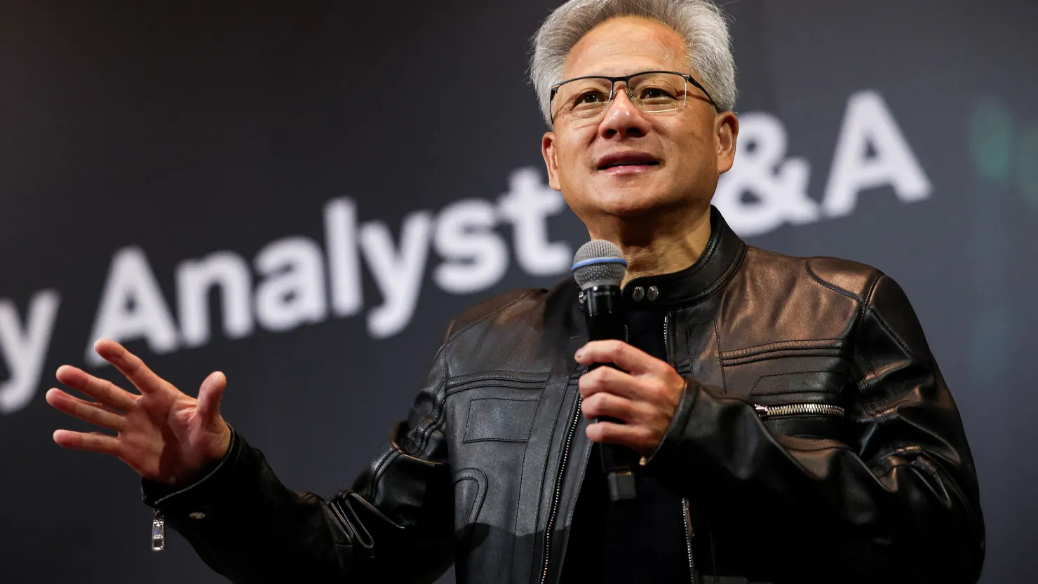 Nvidia vừa vượt 4.000 tỷ USD, CEO Jensen Huang lại tiếp tục chốt lời hàng chục triệu đô - 1