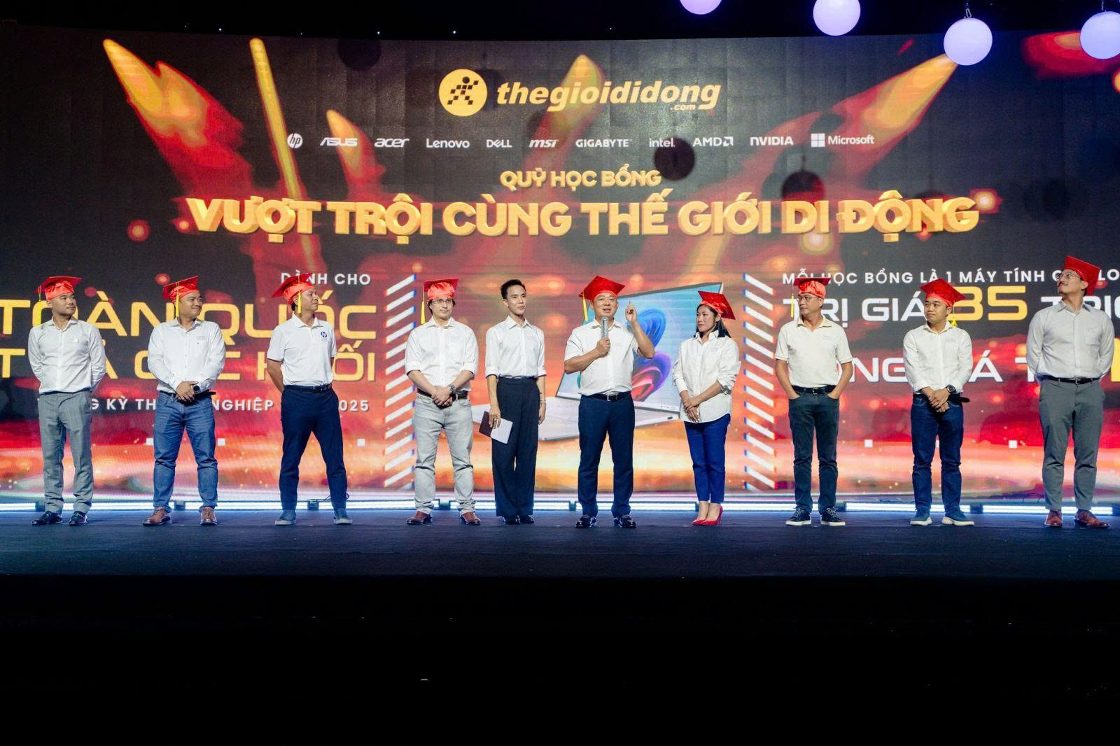 Không chỉ là sự ngưỡng mộ, Thế Giới Di Động còn hành động thiết thực trao học bổng laptop giá trị cho thủ khoa cả nước - 1