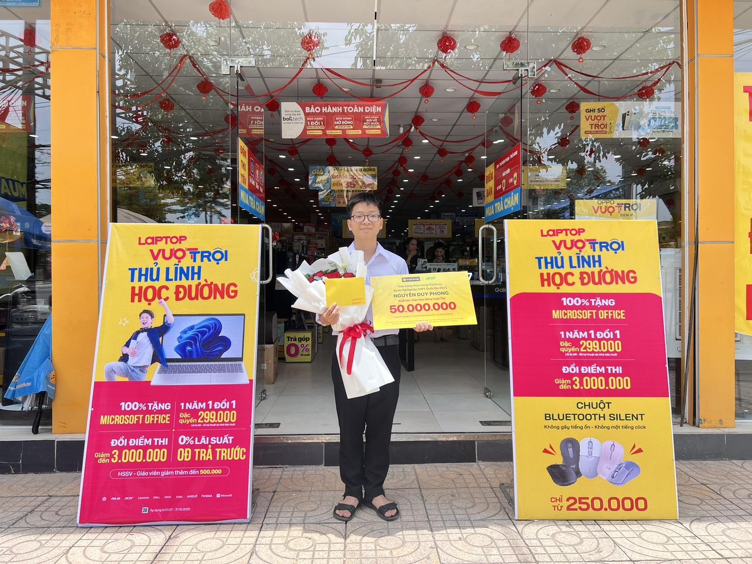 Không chỉ là sự ngưỡng mộ, Thế Giới Di Động còn hành động thiết thực trao học bổng laptop giá trị cho thủ khoa cả nước - 2