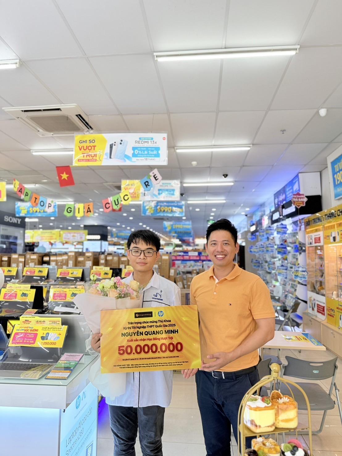 Không chỉ là sự ngưỡng mộ, Thế Giới Di Động còn hành động thiết thực trao học bổng laptop giá trị cho thủ khoa cả nước - 4