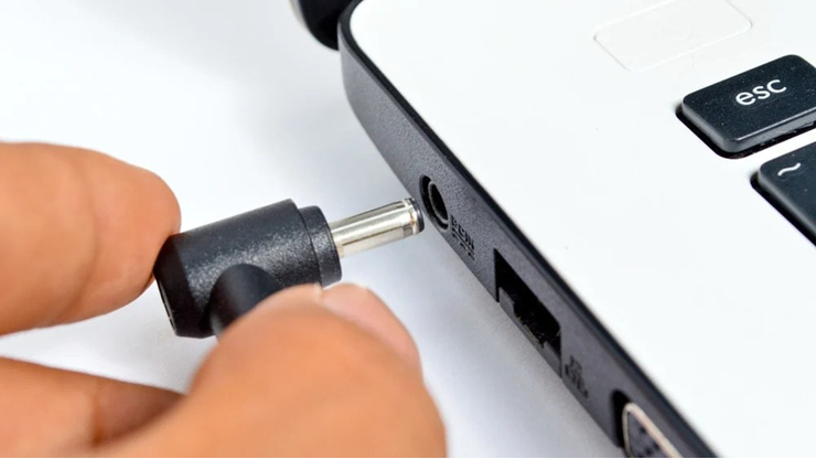 Làm ngay những điều này để bảo vệ chiếc laptop thân yêu trước Bão số 3 - 2