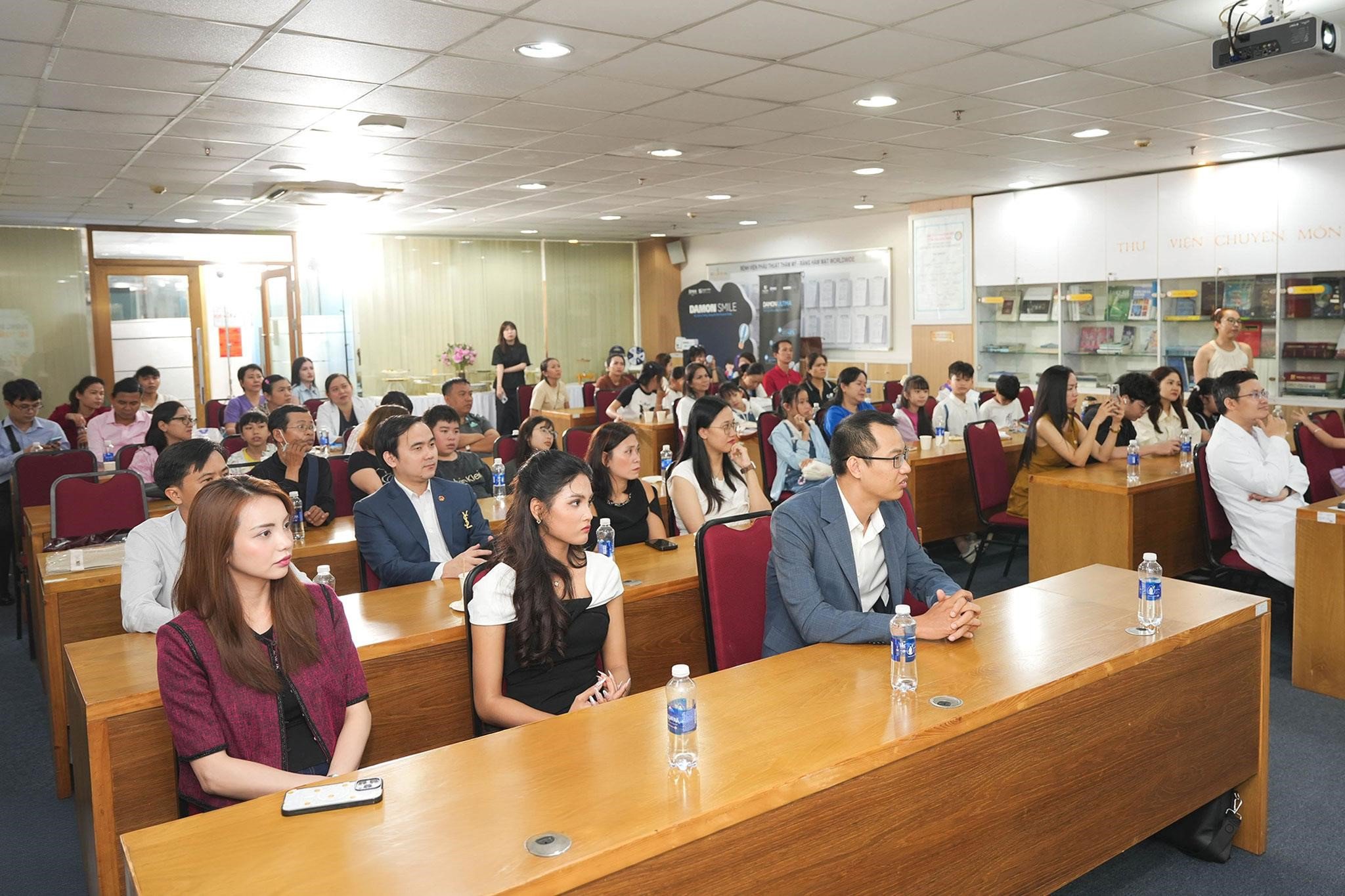 Bệnh viện Răng Hàm Mặt WorldWide khởi động mùa hè rực rỡ cùng sự kiện “Cho Nụ Cười Tuổi Trẻ Việt Nam” lần thứ 8! - 4