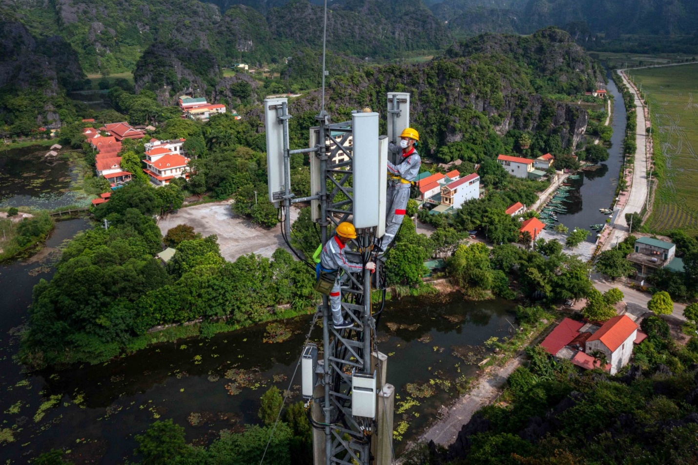Mạng 5G Mobi, Vina, Viettel tiếp cận 14 triệu thuê bao, hướng tới 55.000 trạm BTS - 1