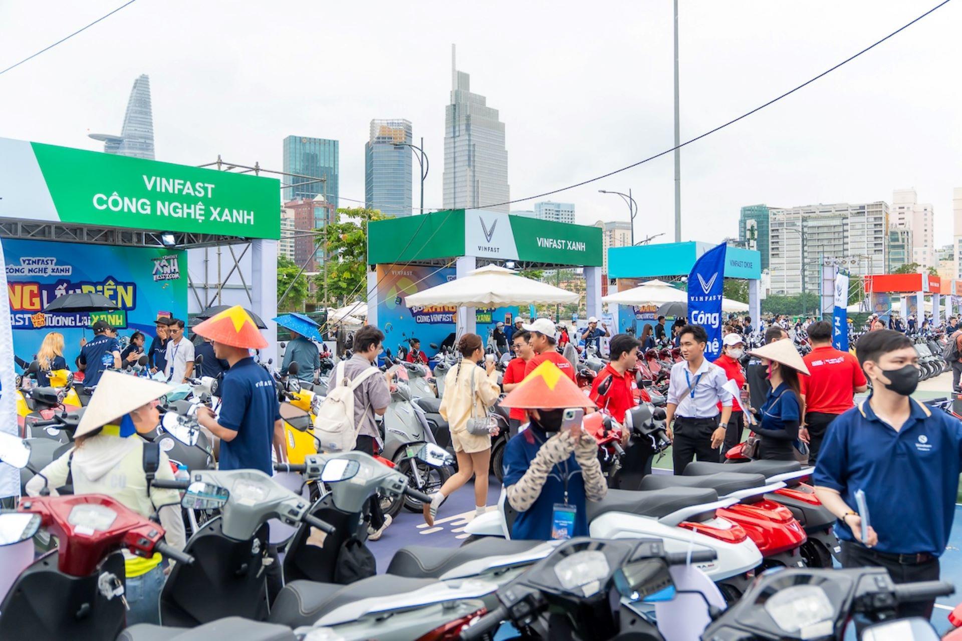 Người dân TP.HCM chen chân “đổi xe xăng lấy xe điện” tại VinFast Xanh Fest Icon - 1