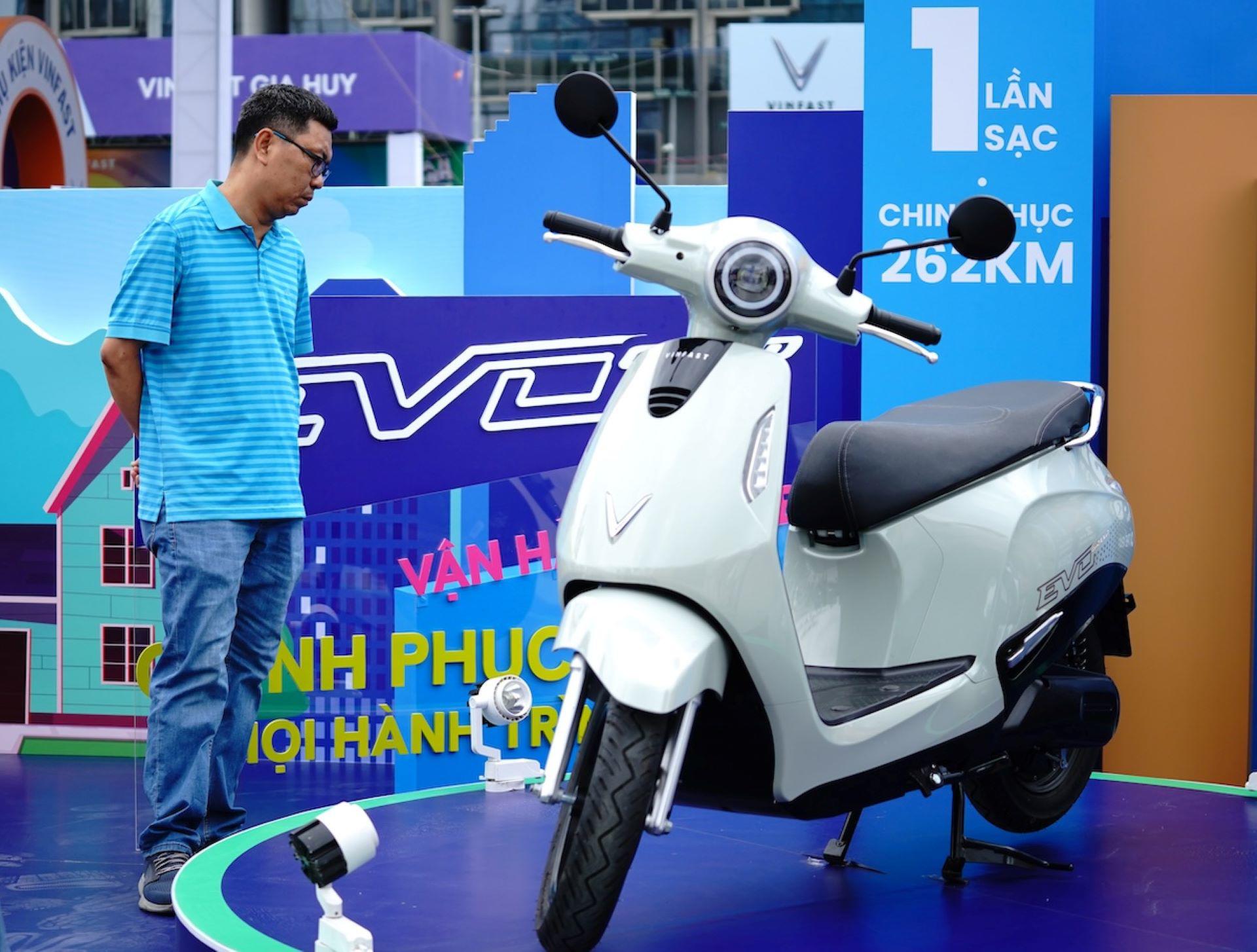 Người dân TP.HCM chen chân “đổi xe xăng lấy xe điện” tại VinFast Xanh Fest Icon - 2