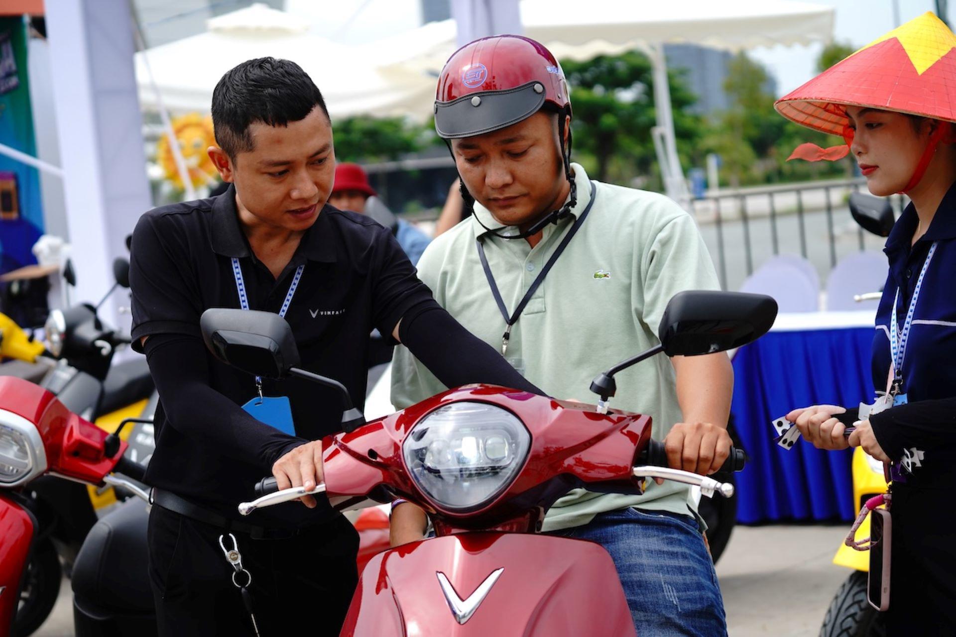Người dân TP.HCM chen chân “đổi xe xăng lấy xe điện” tại VinFast Xanh Fest Icon - 3
