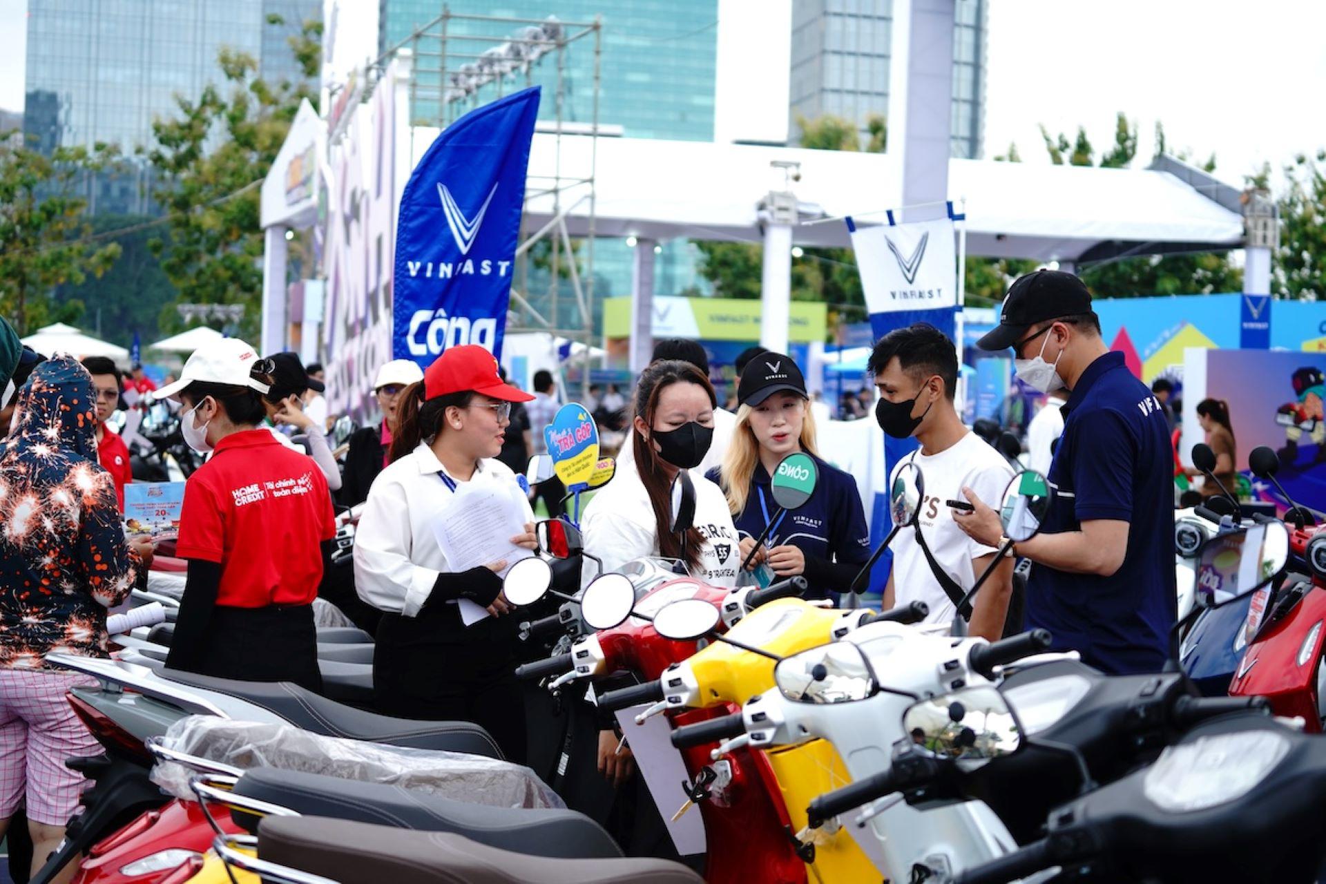 Người dân TP.HCM chen chân “đổi xe xăng lấy xe điện” tại VinFast Xanh Fest Icon - 4