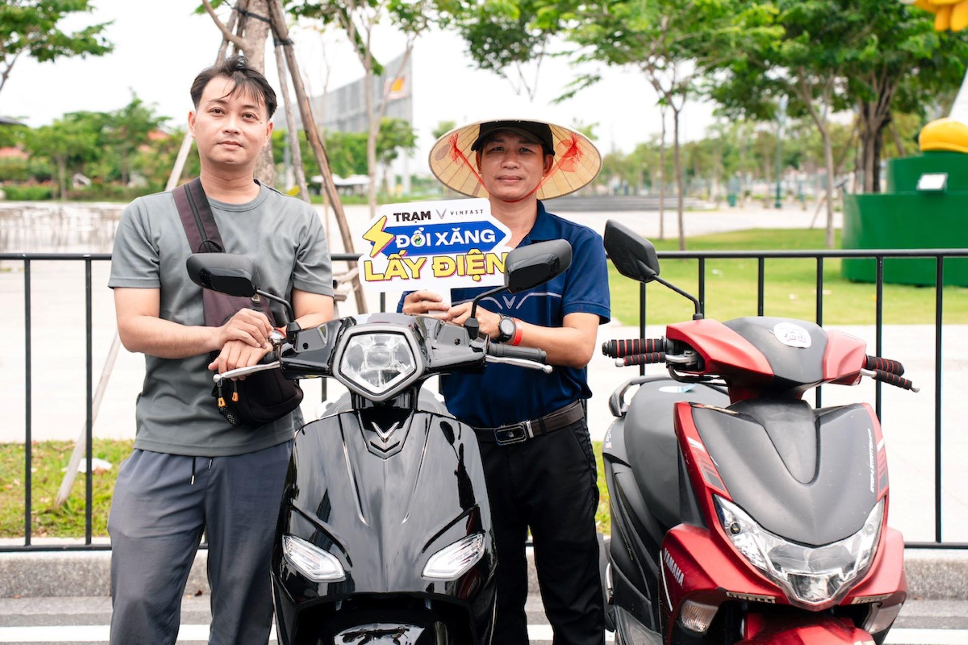 Người dân TP.HCM chen chân “đổi xe xăng lấy xe điện” tại VinFast Xanh Fest Icon - 5