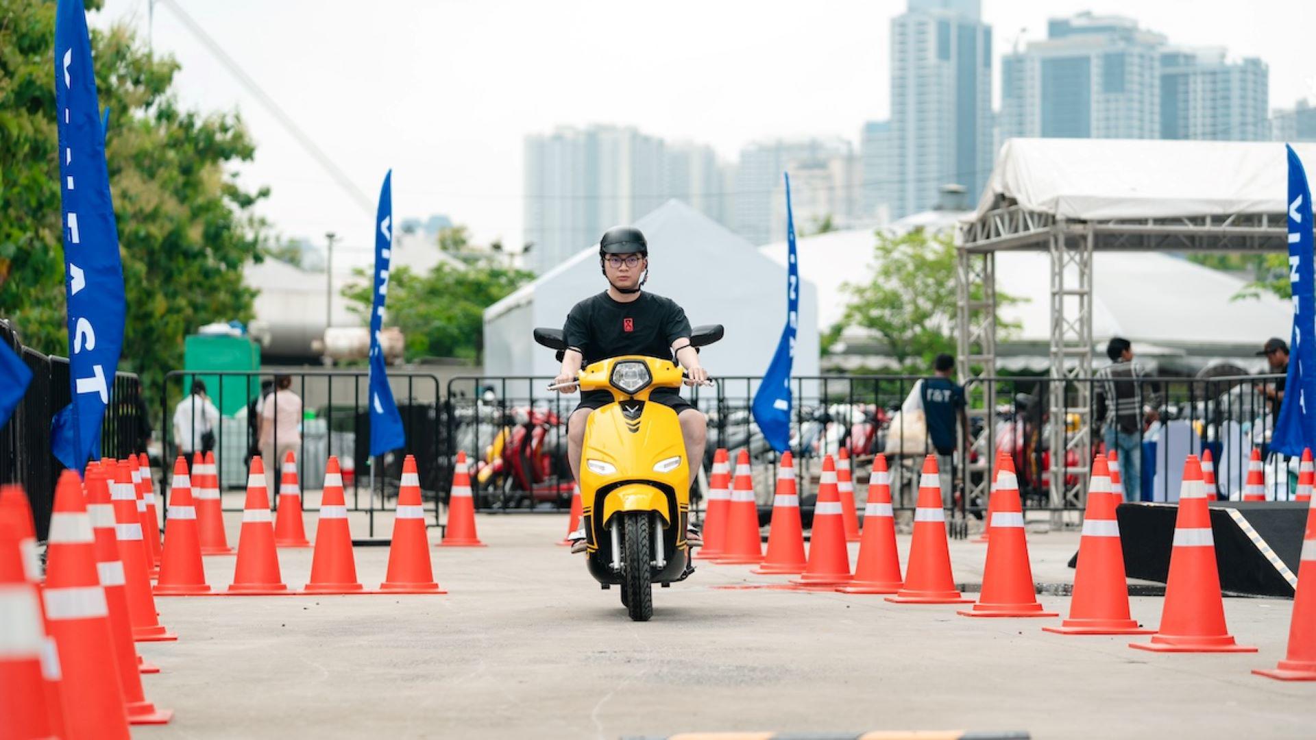 Người dân TP.HCM chen chân “đổi xe xăng lấy xe điện” tại VinFast Xanh Fest Icon - 6