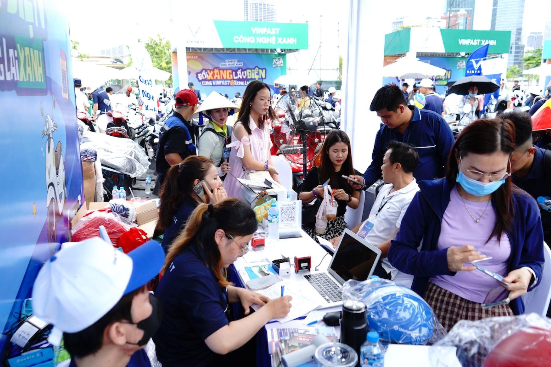 Người dân TP.HCM chen chân “đổi xe xăng lấy xe điện” tại VinFast Xanh Fest Icon - 7