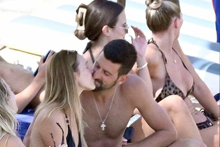 Djokovic diễn "cảnh nóng" với vợ xinh ở bãi biển - 2