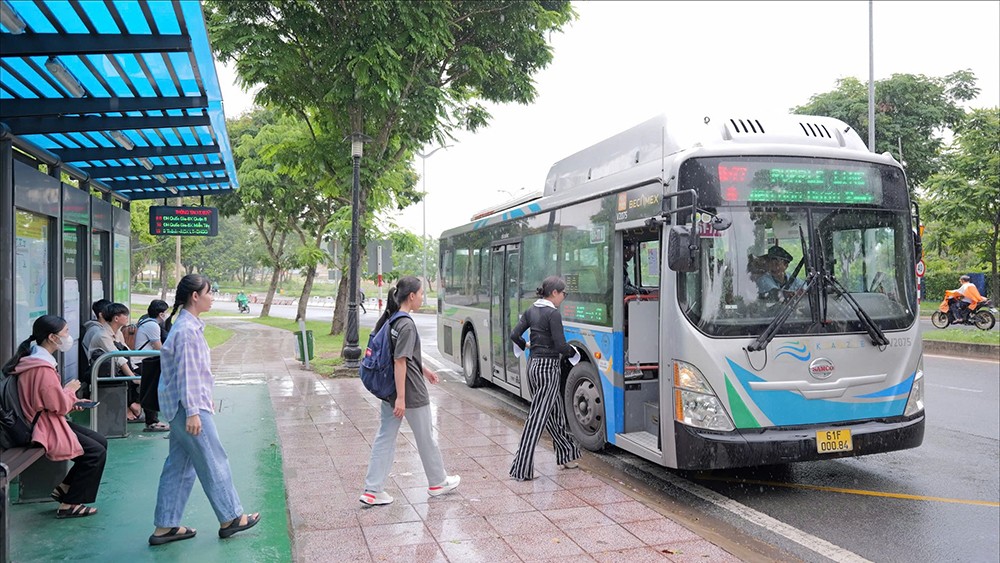 Tuyến xe buýt 61-77 kết nối P. Bình Dương đến BX Miền Đông mới: Hơn 6.000 lượt khách sau 1 tháng vận hành - 3