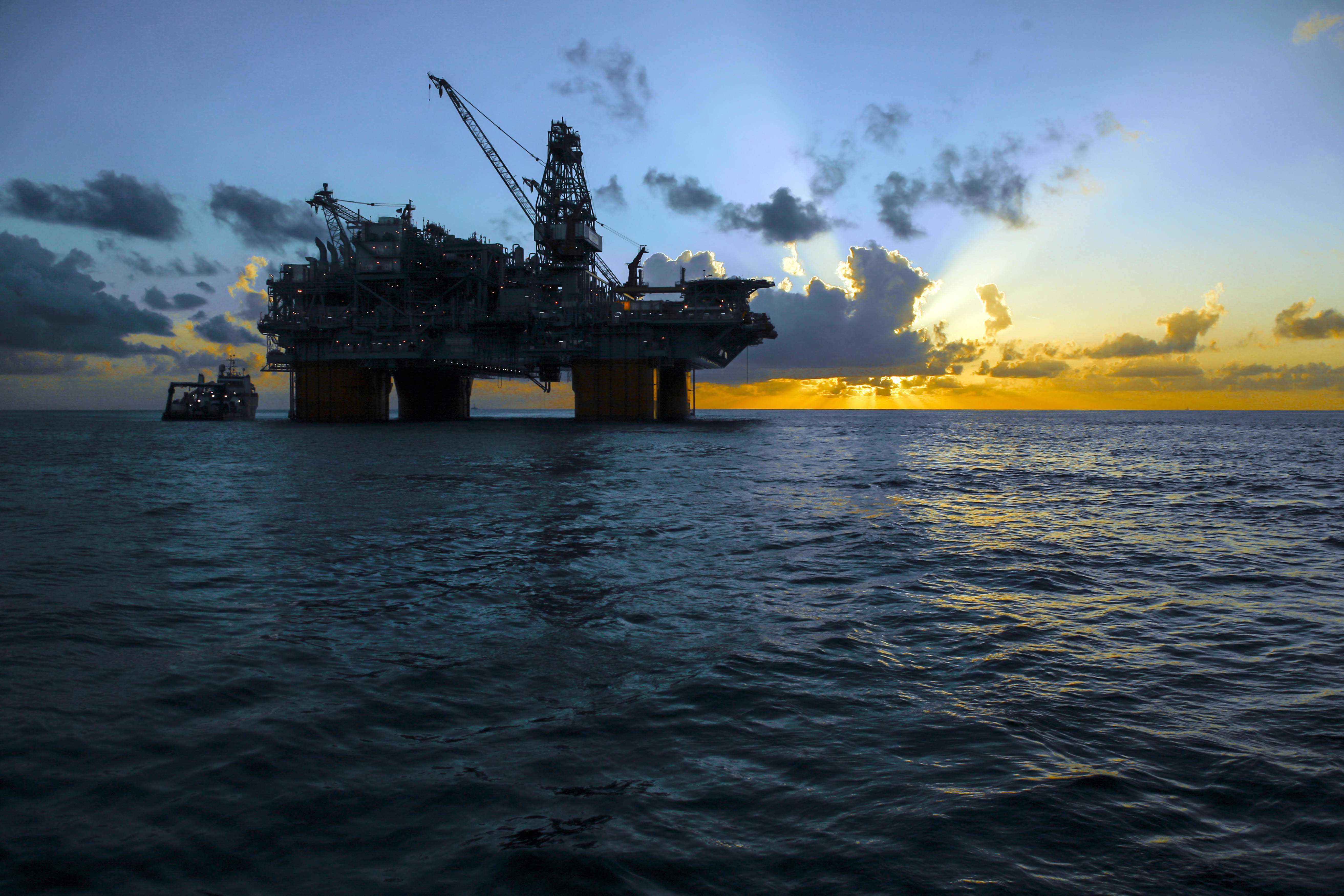 Giá dầu cắm đầu giảm sau khi OPEC+ tăng sản lượng - 1