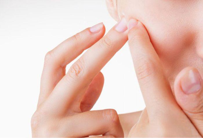 Top 6 sai lầm khiến mụn thịt mọc nhiều hơn mà ai cũng mắc phải - 2