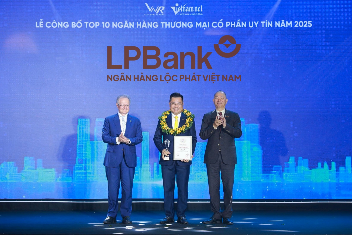 Tiếp đà tăng trưởng bền vững, LPBank thăng hạng trong bộ đôi giải thưởng uy tín năm 2025 - 2