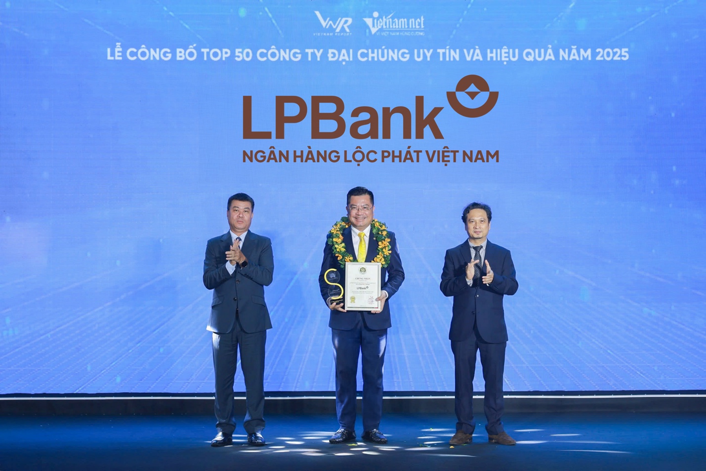 Tiếp đà tăng trưởng bền vững, LPBank thăng hạng trong bộ đôi giải thưởng uy tín năm 2025 - 3