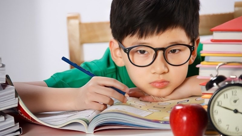 Cận thị học đường gia tăng: Giải pháp chống cận, bảo vệ mắt từ đèn học UNIQ trong mùa tựu trường - 1