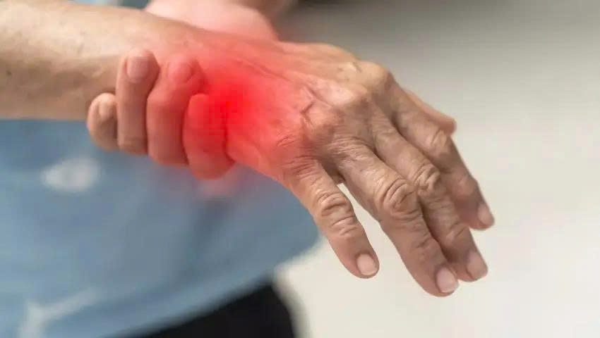 Phát hiện kịp thời hội chứng thần kinh hiếm gặp, cứu cụ bà 88 tuổi thoát liệt - 1