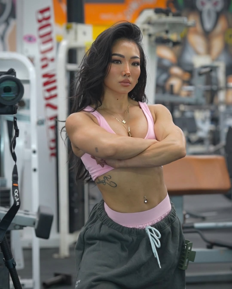 Cô gái "mỏng dính" 34 kg, trở thành nữ VĐV thể hình quyến rũ nhất thế giới - 3