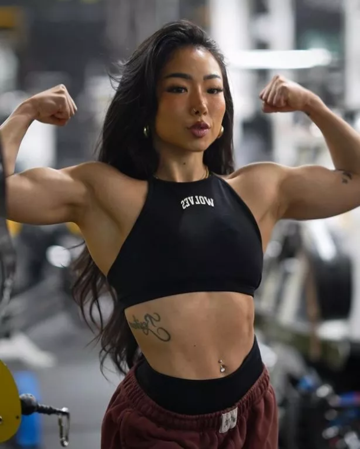 Cô gái "mỏng dính" 34 kg, trở thành nữ VĐV thể hình quyến rũ nhất thế giới - 8