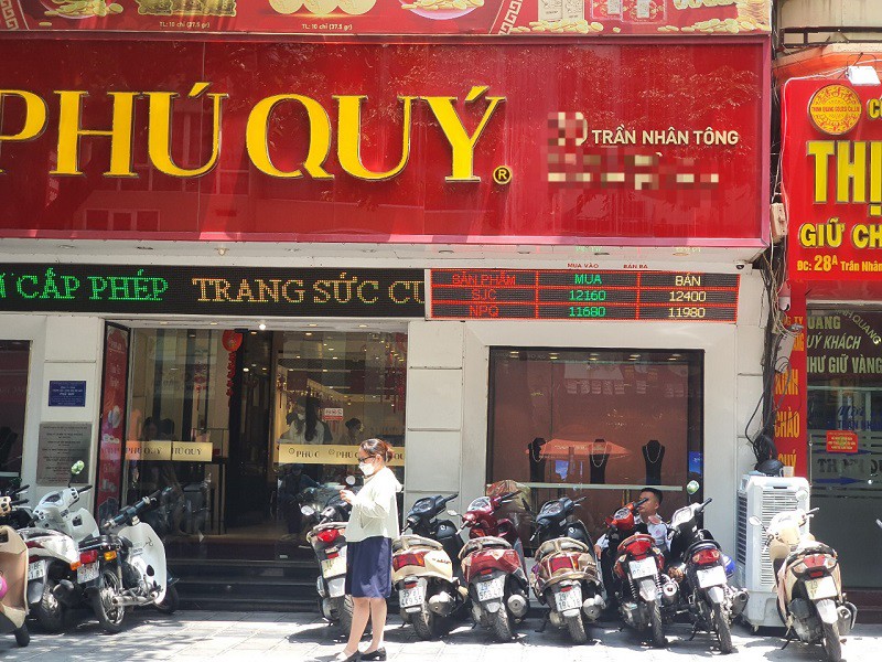 Giá vàng chiều 8/8/2025: Tăng dựng đứng lên mức cao nhất lịch sử, bất ngờ cảnh mua bán tại phố vàng - 3