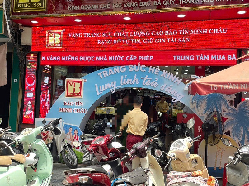 Giá vàng chiều 8/8/2025: Tăng dựng đứng lên mức cao nhất lịch sử, bất ngờ cảnh mua bán tại phố vàng - 2