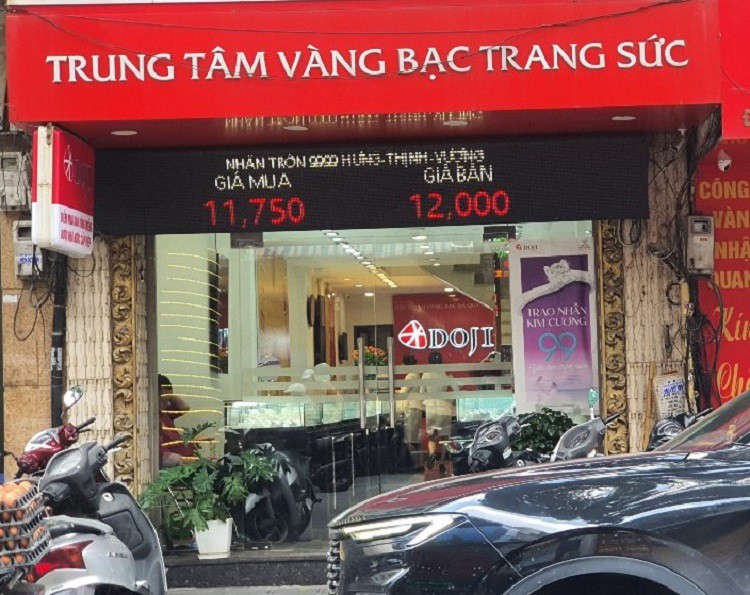 Giá vàng chiều 8/8/2025: Tăng dựng đứng lên mức cao nhất lịch sử, bất ngờ cảnh mua bán tại phố vàng - 4