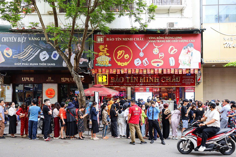 Giá vàng chiều 8/8/2025: Tăng dựng đứng lên mức cao nhất lịch sử, bất ngờ cảnh mua bán tại phố vàng - 5