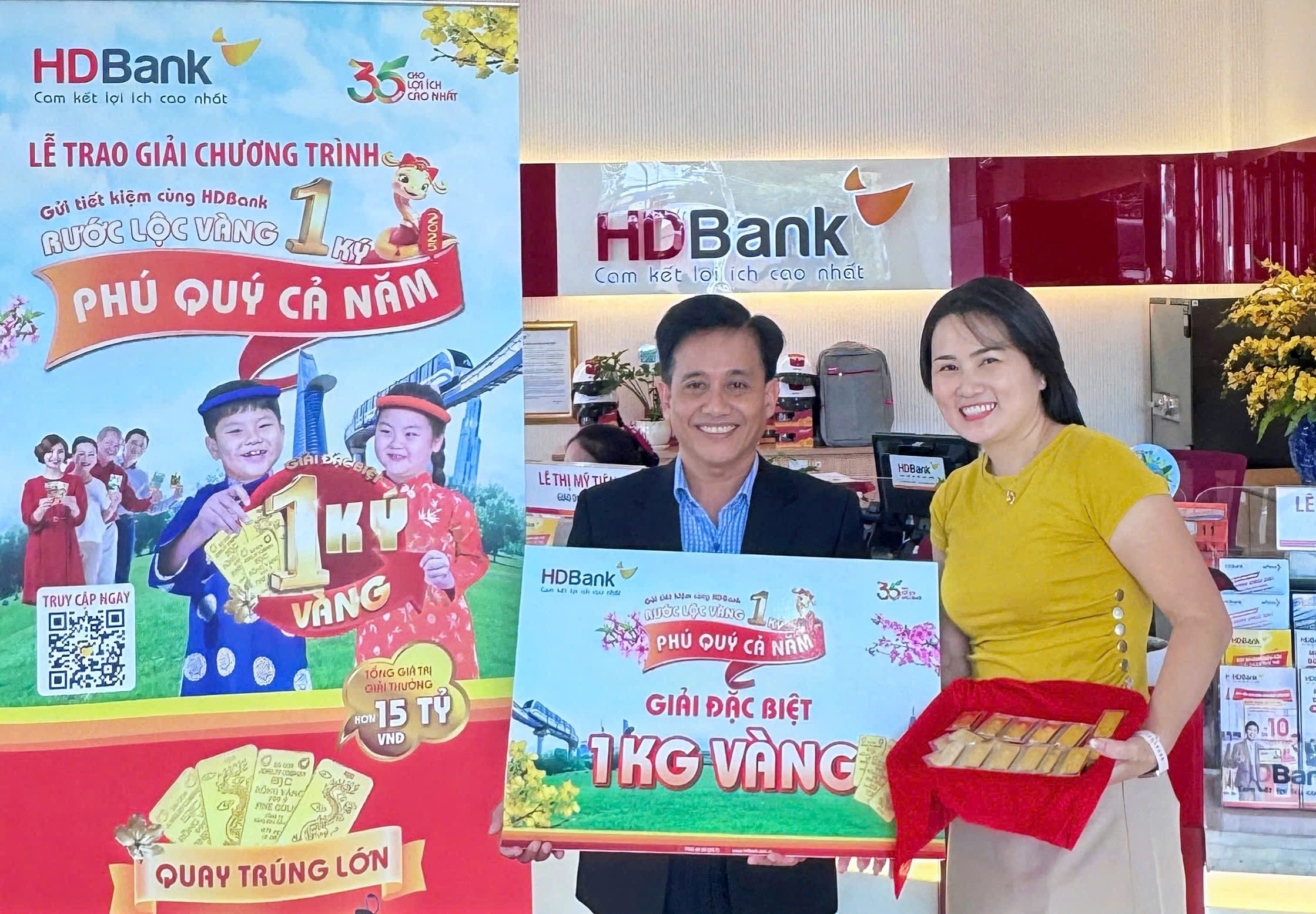 HDBank trao thưởng 1 ký vàng SJC cho nữ khách hàng tại TP.HCM - 1